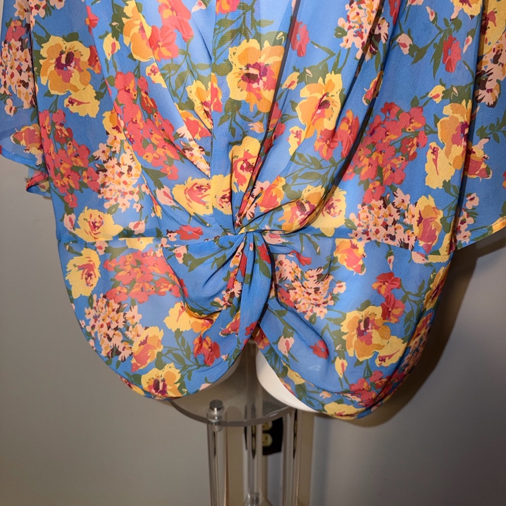 Umgee USA ladies V-neck, twist front blue floral blouse. Size 2XL. - Picture 3 of 9